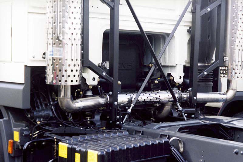 Perforering med runda hål från RMIG använt som skydd för avgasrör på lastbil